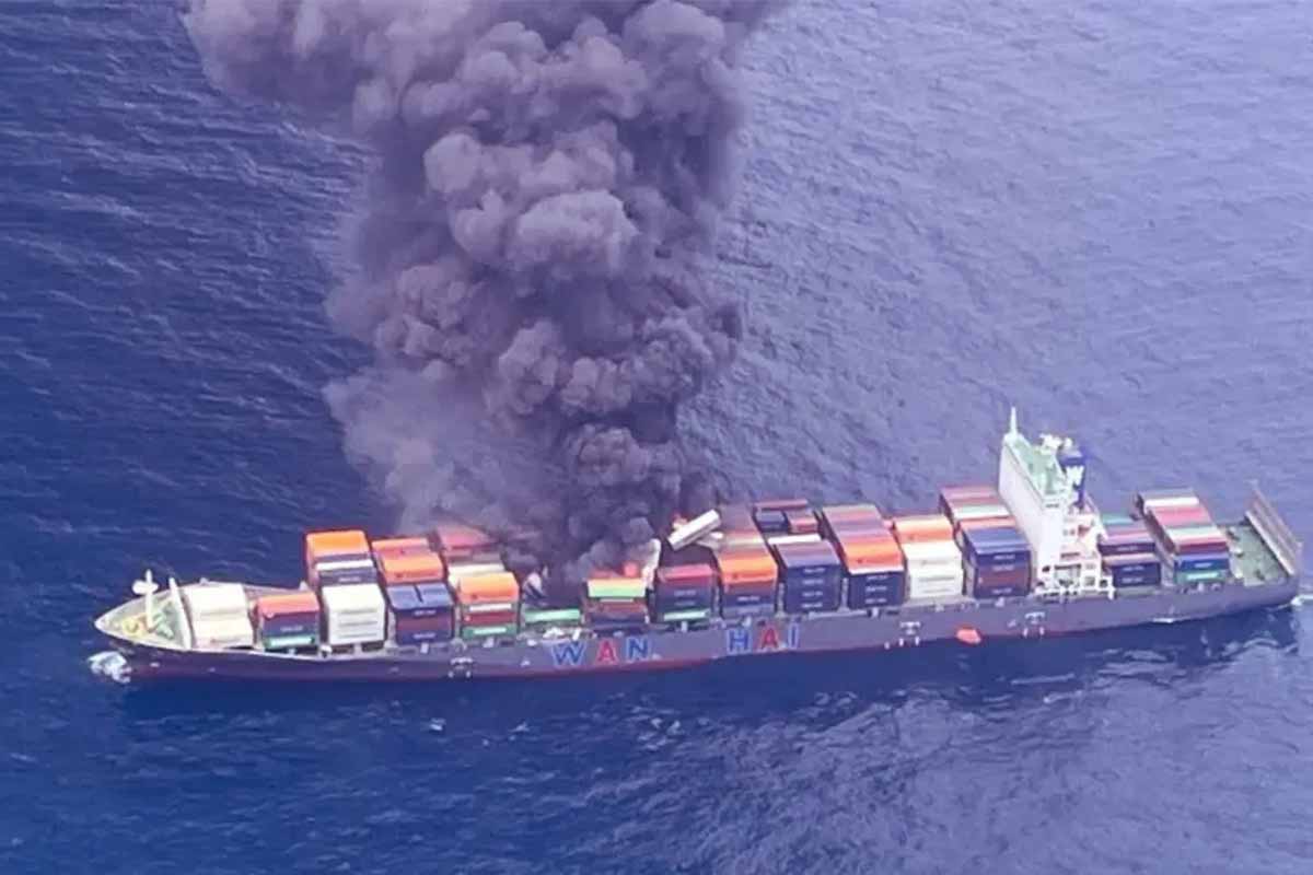 Kerala: कोलंबो से मुंबई जा रहे जहाज में विस्फोट, 4 क्रू मेंबर लापता, 5 घायल 1 Kerla