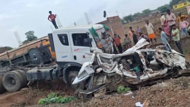 MP News Jhabua Truck Overturned On car