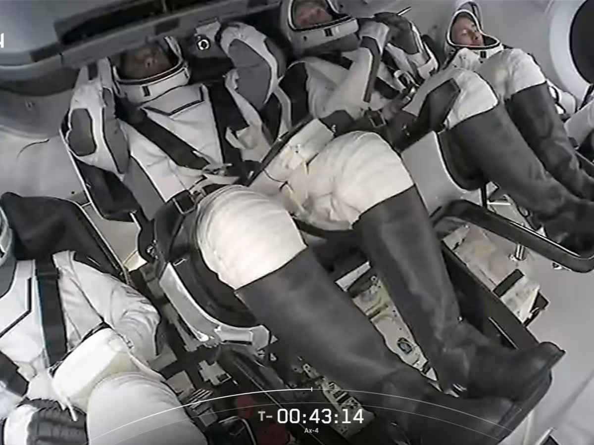 Spacecraft से शुभांशु का पहला संदेश- '41 साल बाद हम अंतरिक्ष में पहुंचे, मेरे कंधों पर लगा है भारत का तिरंगा' 1 Spacecraft Shubhanshu Shukla First Message