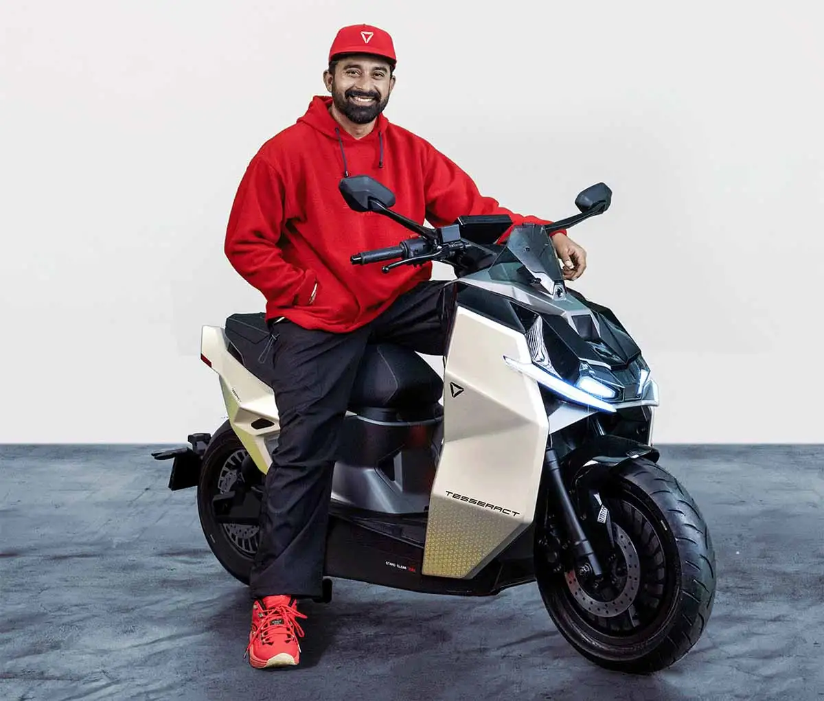 Tesseract Scooter ने मचाया धमाल, लॉन्च के साथ ही 70 हजार बुकिंग, हाई-टेक फीचर्स से लैस ओला-एथर को देगा टक्कर 1 Tesseract Scooter