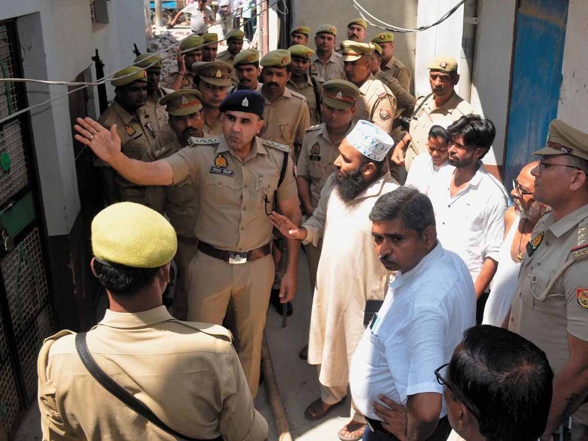 UP NEWS: Sambhal CO अनुज चौधरी के अल्टीमेटम के बाद खुद ही तोड़ रहे मस्जिदें 1 UP NEWS Sambhal CO Mosques Demolishing