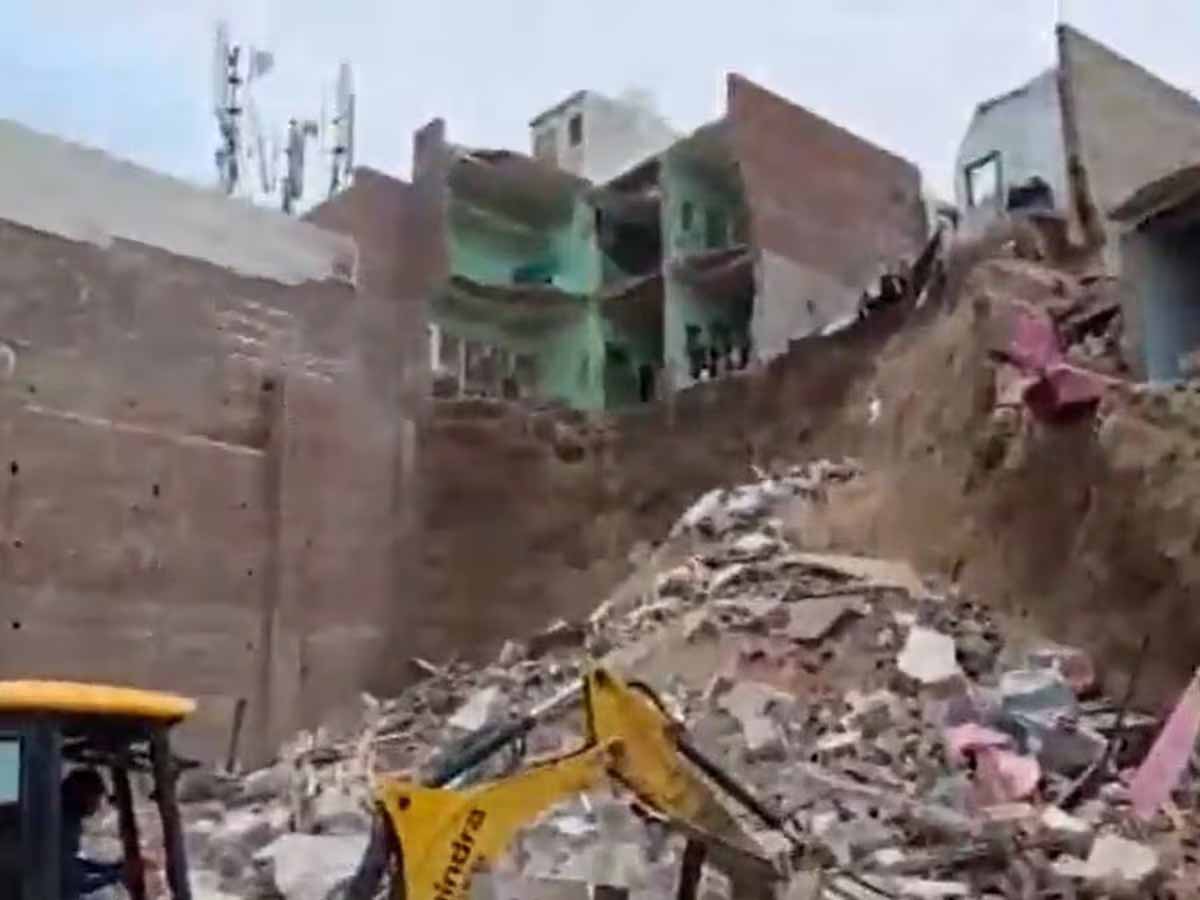 UP News: Mathura में खुदाई के दौरान मकान ढहने से 1 की मौत, 12 लोग मलबे में दबे 1 UP News Mathura House Collapses
