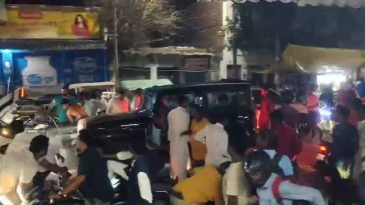 यूपी से दिल दहला देने वाला मामला, थार से लोगों को रौंदता गया युवक, Viral Video 1 bhadohi thar viral video