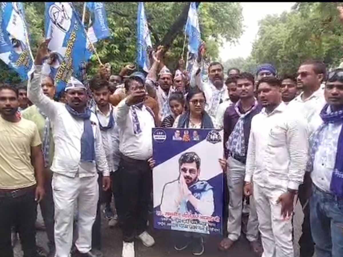 UP News: प्रयागराज में भीम आर्मी का तांडव, पुलिस से झड़प के बाद गाड़ियां तोड़ीं, पत्रकार सहित डेढ़ दर्जन लोग घायल 1 bhim army violence in prayagraj