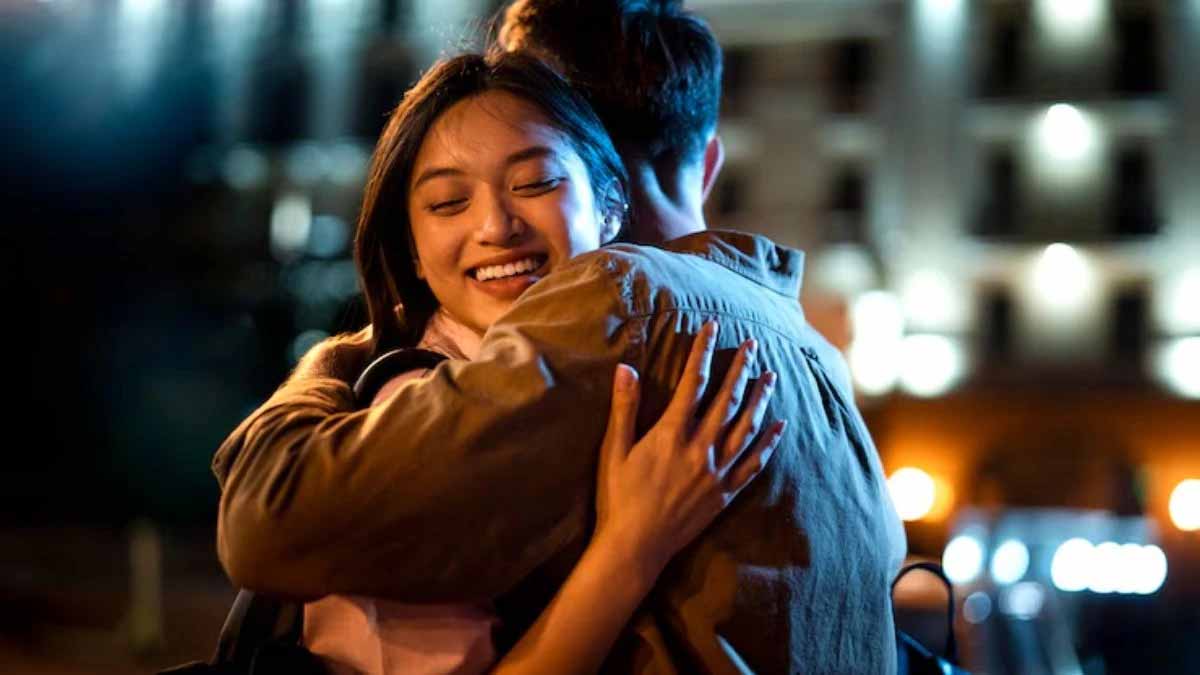 चीन में महिलाएं इस आदमी को गले लगाने के दे रही हैं पैसे, कौन हैं ये चीन के ‘Man Mums’? 1 china man moms news