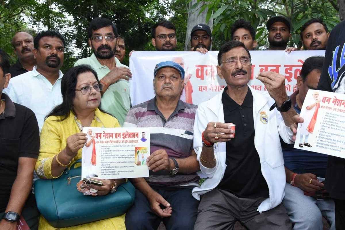 Jharkhand News: रक्षा राज्य मंत्री का चाय पर चर्चा, वन नेशन वन इलेक्शन पर ली लोगो की राय 1 defence state minister talk one nation one elction
