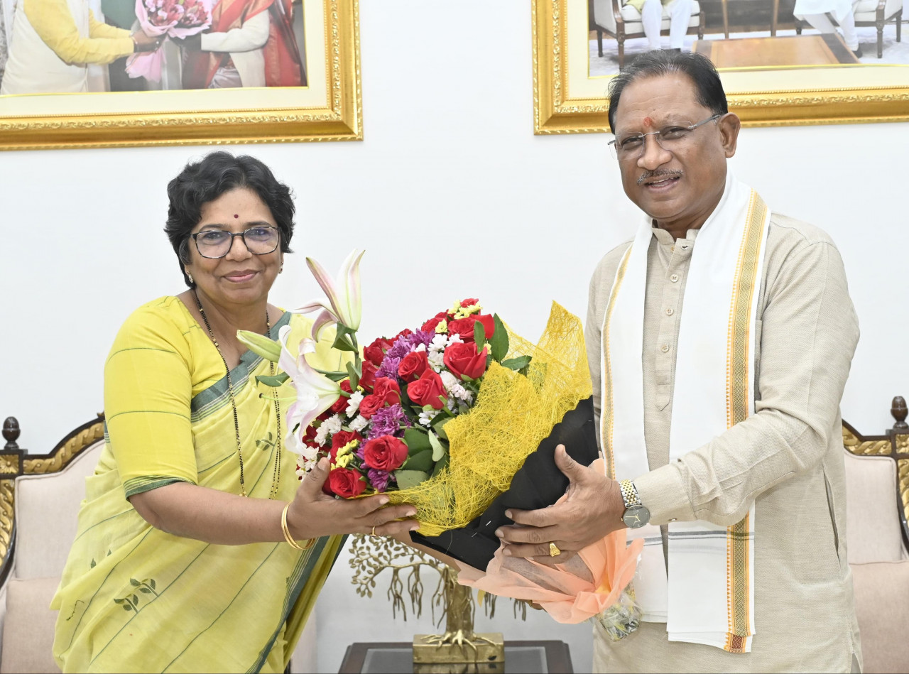 CG News: मुख्यमंत्री विष्णु देव साय से राष्ट्रीय महिला आयोग की अध्यक्ष ने की सौजन्य मुलाकात 1 dpr CG News: मुख्यमंत्री विष्णु देव साय से राष्ट्रीय महिला आयोग की अध्यक्ष ने की सौजन्य मुलाकात