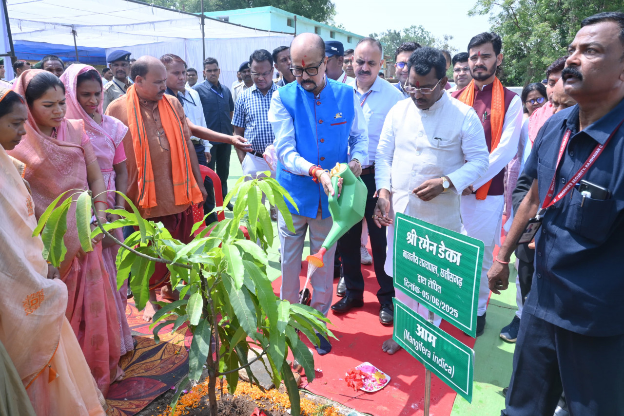 CG News: विश्व पर्यावरण दिवस के अवसर पर राज्यपाल डेका ने लगाए पौधे 1 CG News
