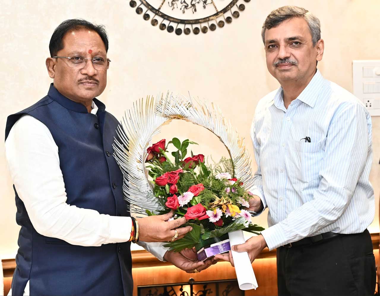 CG News: मुख्यमंत्री साय से भारत सरकार में भूमि संसाधन सचिव ने की सौजन्य भेंट 1 2 2 CG News: मुख्यमंत्री साय से भारत सरकार में भूमि संसाधन सचिव ने की सौजन्य भेंट