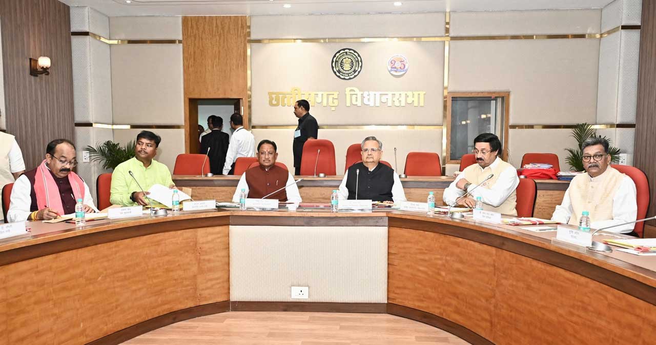 CG News: विधानसभा में हुई बैठक, सीएम साय और रमन सिंह रहे मौजूद 1 CG News Assembly Meeting