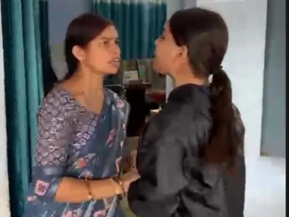 CG News: टीसी के लिए कॉलेज पहुंची छात्रा को महिला प्रिंसिपल ने जड़ा थप्पड़, वीडियो वायरल 1 CG News Viral Video Female Principal Student Incident