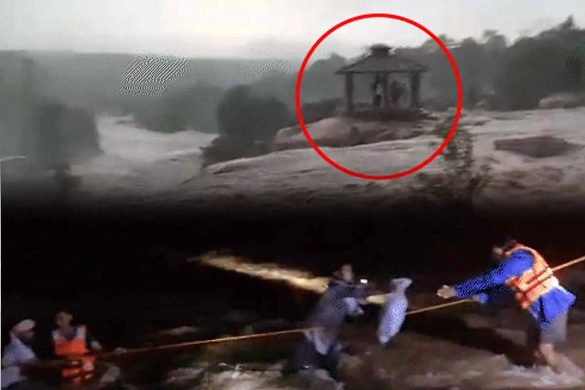 CG News: सेल्फी के चक्कर में फंसे 5 दोस्त, कोरबा वाटरफॉल में बड़ा हादसा टला, रेस्क्यू ऑपरेशन से बची जानें, देखें Viral Video 1 CG News