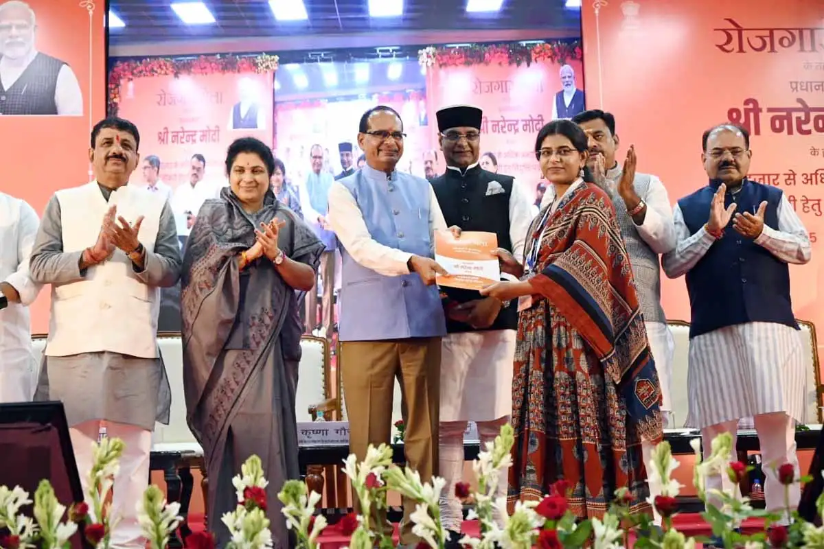 PM Rojgar Mela के तहत भोपाल और रतलाम में नवनियुक्त अभ्यर्थियों को सौंपे गए नियुक्ति पत्र 1 PM Rojgar Mela News