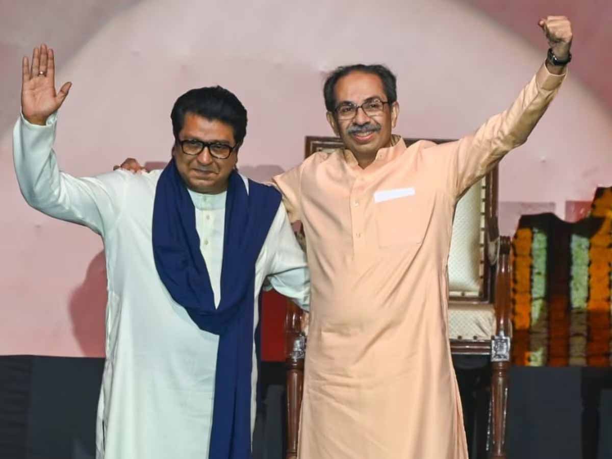 RAJ THAKRE बोले- बाल ठाकरे जो ना कर सके, वह फडणवीस ने किया, हम भाइयों को साथ खड़ा किया 1 RAJ THAKRE Brothers Togethered