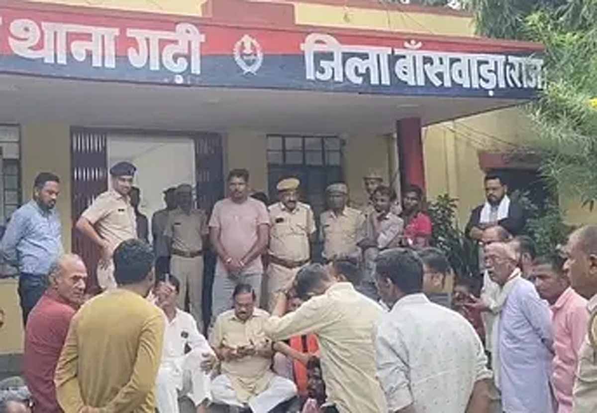 Rajasthan News: भूमि माफियाओं पर कार्रवाई करवाने डीएसपी के चरणों में झुके बांसवाड़ा विधायक 1 Rajasthan News Banswara MLA Land Mafia Action