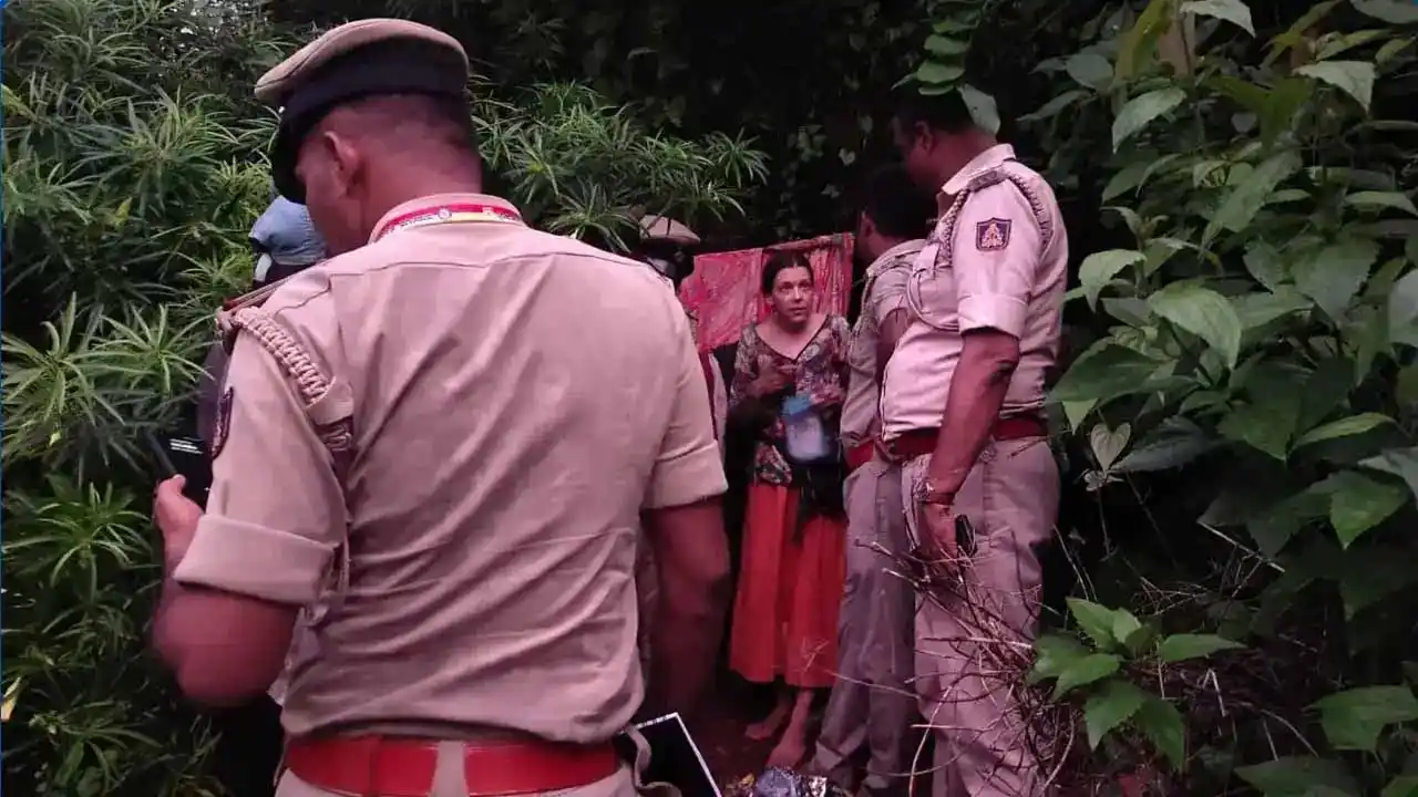 Gokarna Cave : मेडिटेशन में लीन थी रूसी महिला, गोकर्ण की गुफा से दो बेटियों संग बरामद 1 Russian woman