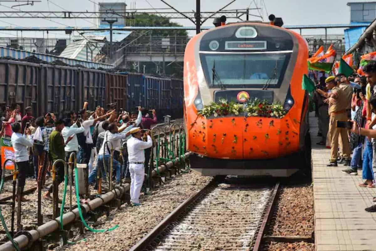इंदौर से निजामुद्दीन के बीच दौड़ेगी Vande Bharat, इसी महीने संभव होगा ट्रायल 1 Vande Bharat Train News