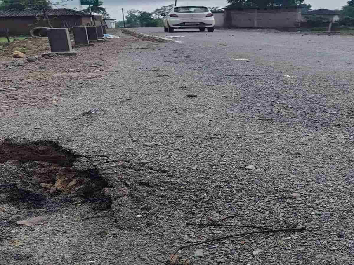 CG News: बारिश ने सरकार के निर्माण कार्यो पर फेरा पानी, धंस गई लिंक रोड की सड़के 1 cg link road break