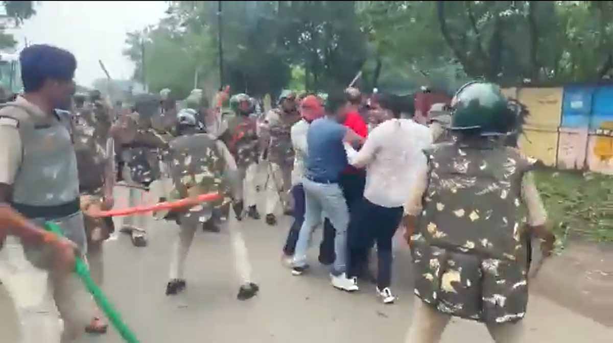 Harda News: करणी सेना के हंगामे पर पुलिस की सख्ती, आंसू गैस और वाटर कैनन का इस्तेमाल, देखें Viral Video 1 harda news